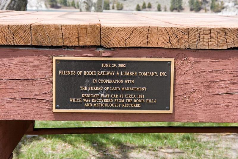 Plaque on side sill