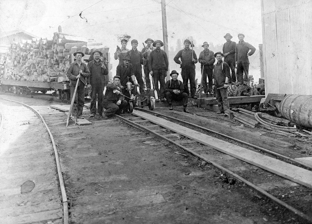 Crew with flatcar on the wharf