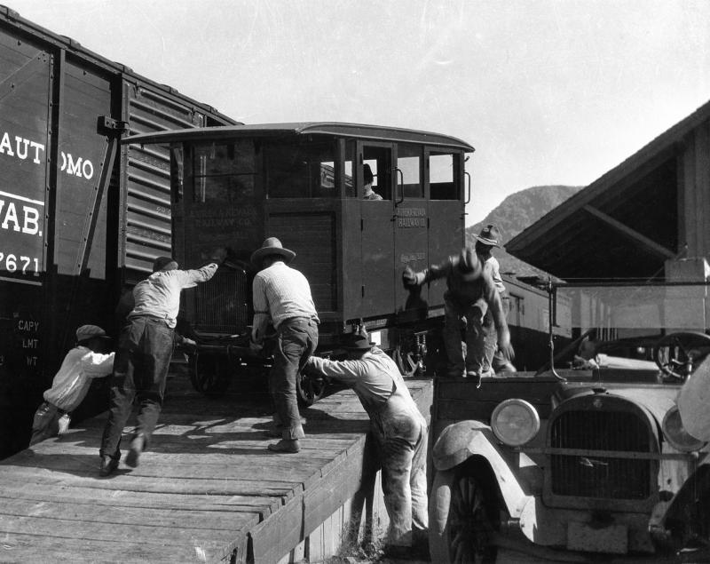 Casey Jones motor #22 being unloaded, June 1927
